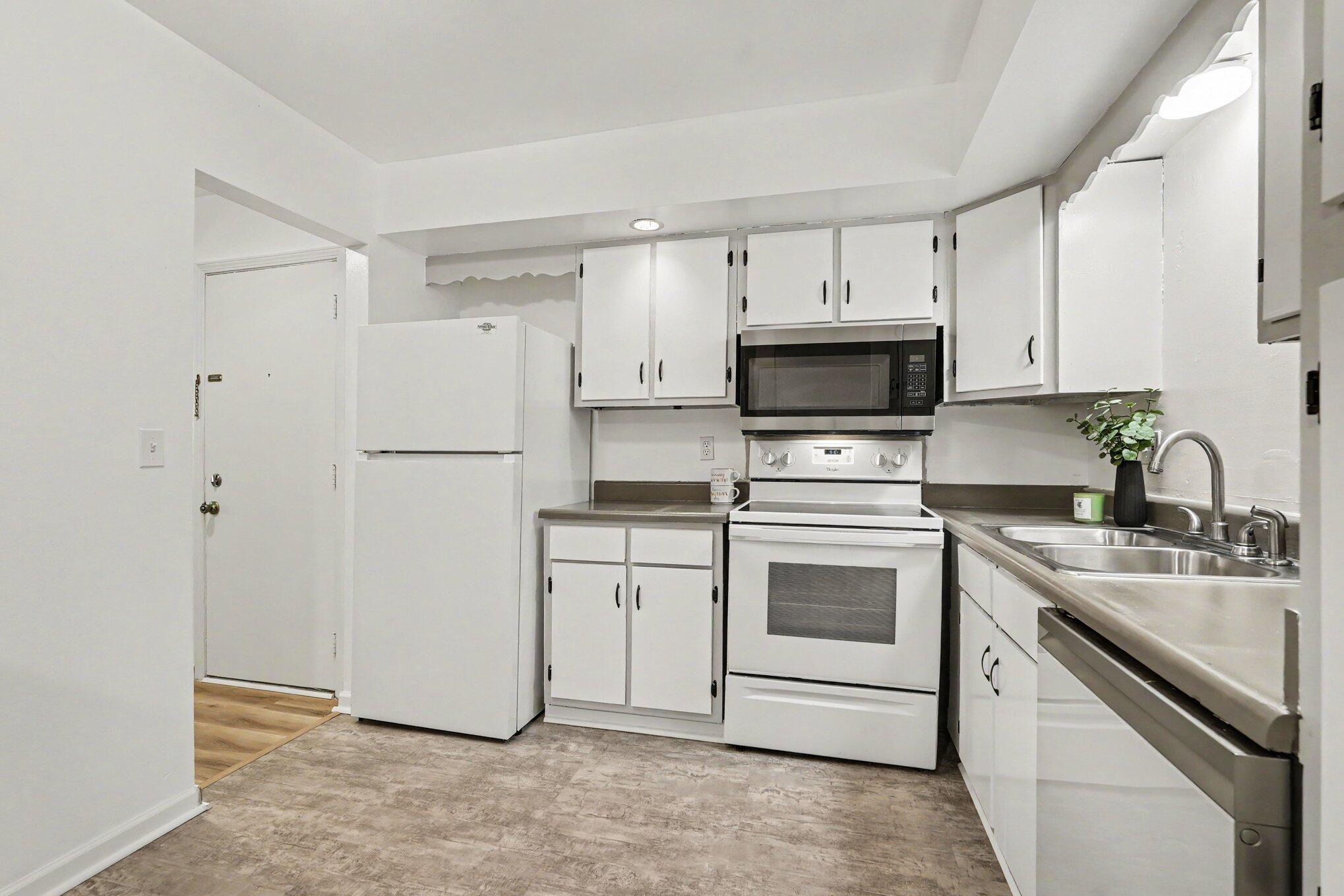 6712 Cascade Road Southeast, Unit 15 Grand Rapids, MI 49546 - Photo 9 of 17 Updated kitchen 2