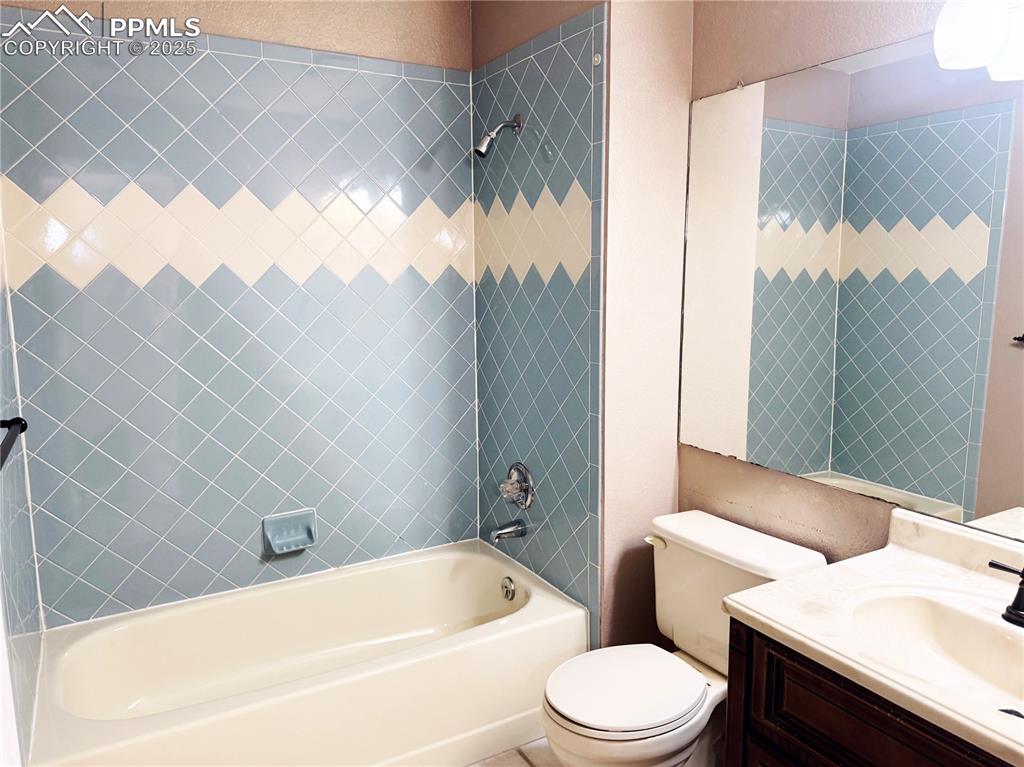 5117 Solar Ridge Drive Colorado Springs, CO 80917 - Photo 22 of 28 a bathroom with a sink toilet and bathtub