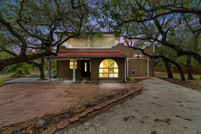 a view of a yard with a tree