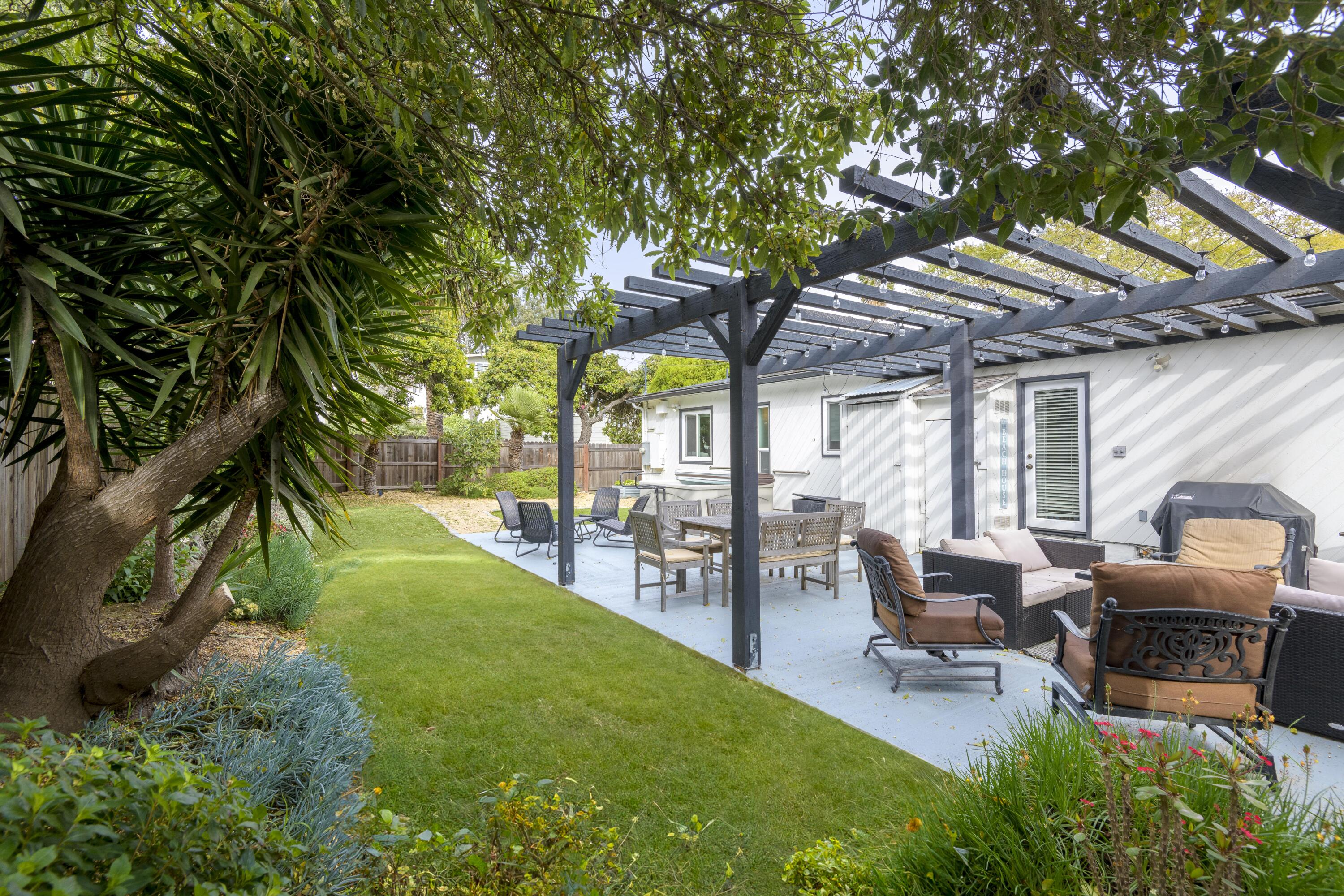 1102 Del Mar Avenue Santa Barbara, CA 93109 - Photo 20 of 39 a swimming pool with outdoor seating and yard