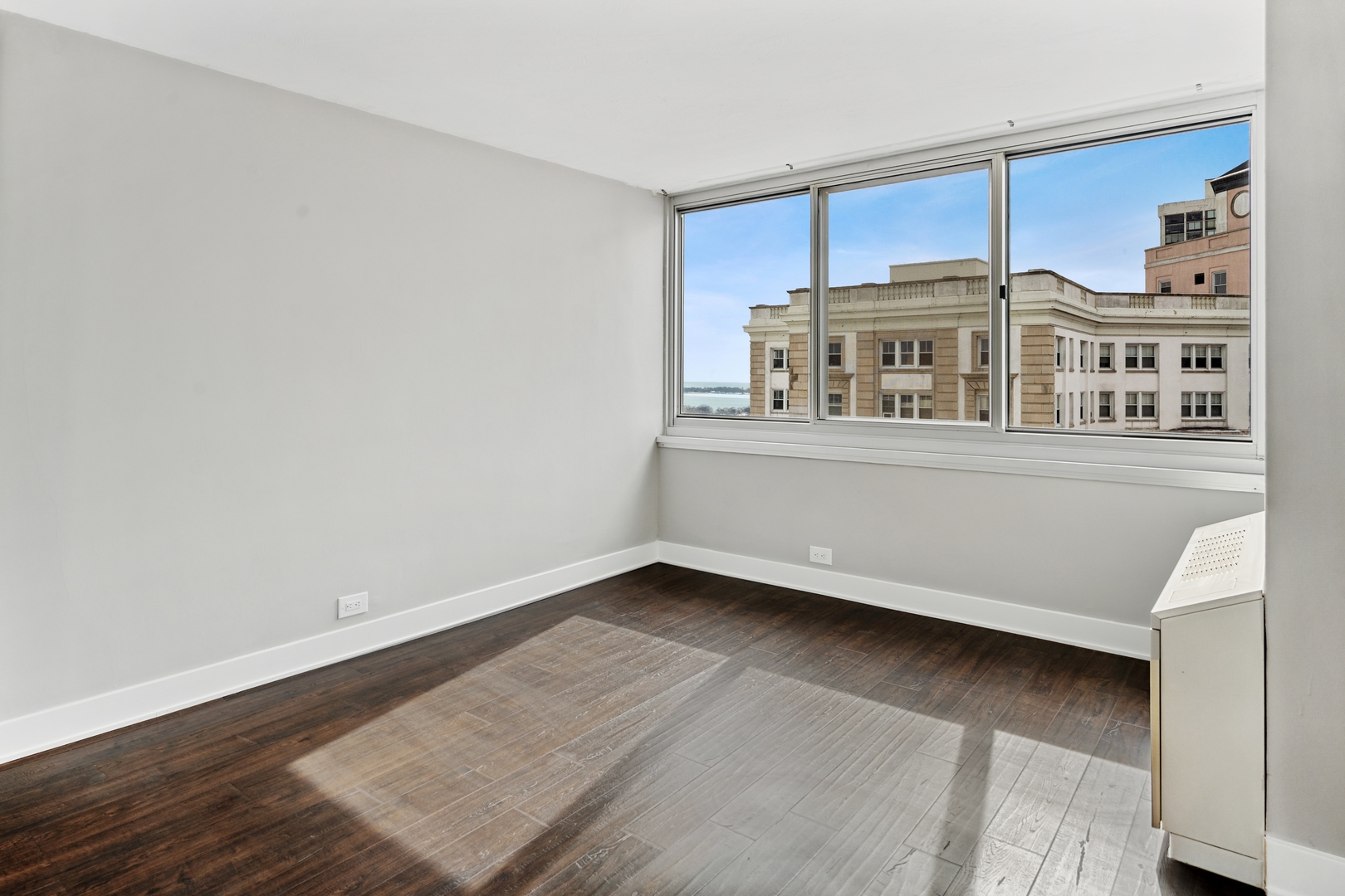 5601 North Sheridan Road, Unit 21E Chicago, IL 60660 - Photo 15 of 27 a view of an empty room with a window