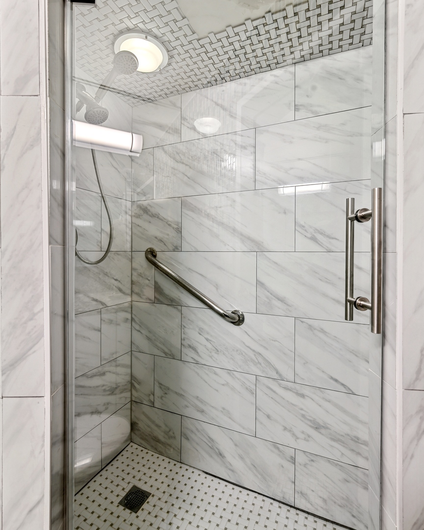 5601 North Sheridan Road, Unit 21E Chicago, IL 60660 - Photo 20 of 27 a bathroom with a shower
