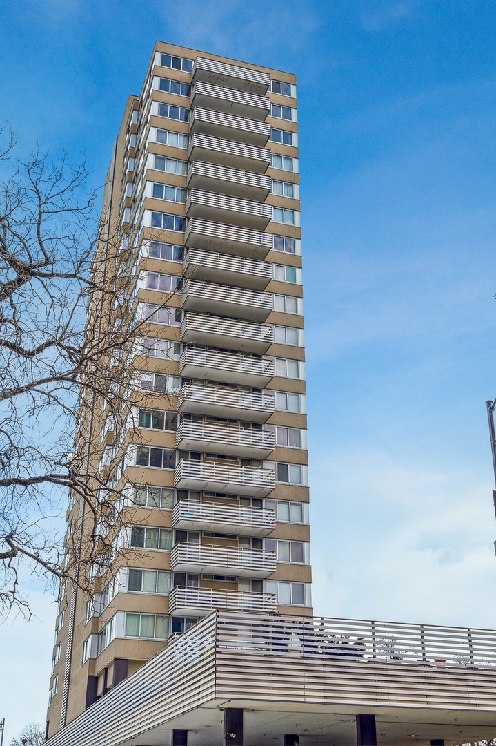 5601 North Sheridan Road, Unit 21E Chicago, IL 60660 - Photo 2 of 27 a view of a tall building
