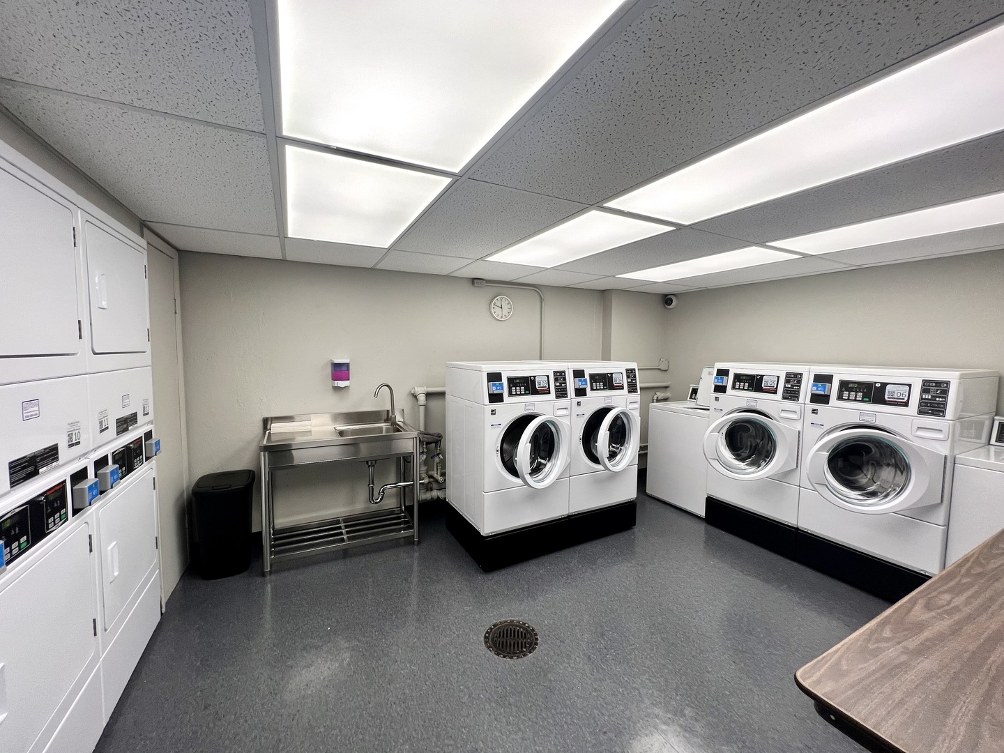 5601 North Sheridan Road, Unit 21E Chicago, IL 60660 - Photo 25 of 27 a utility room with dryer and washer