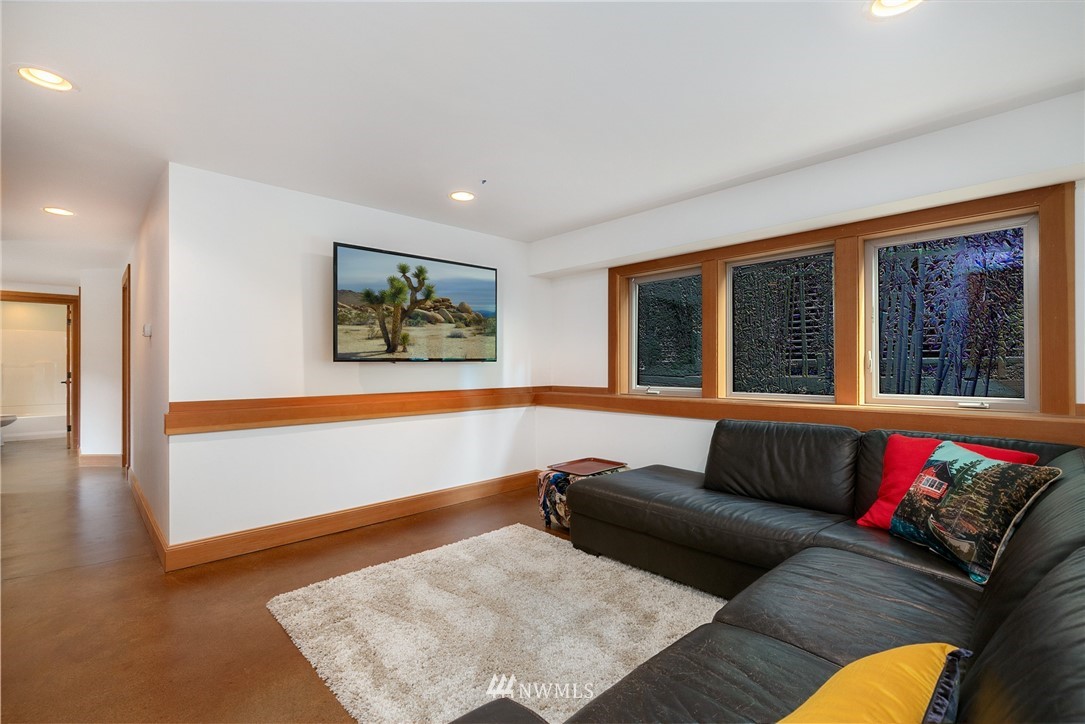 3446 Walnut Avenue Southwest Seattle, WA 98116 - Photo 22 of 25 Gallery Image 22