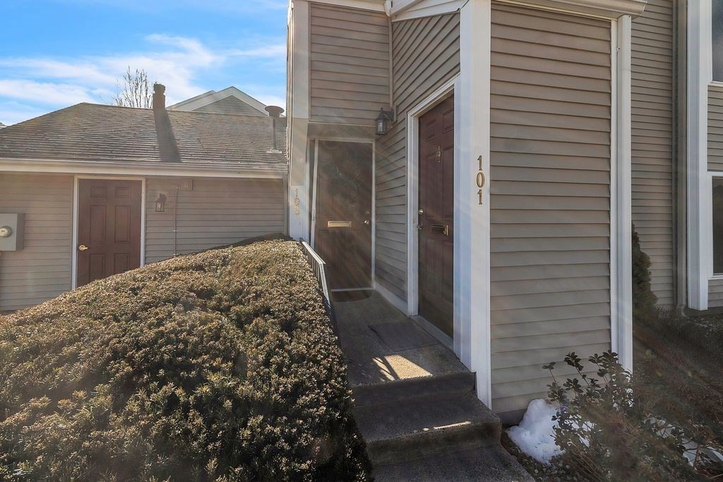 103 Nassau Drive, Unit 103 Springfield, MA 01129 - Photo 7 of 25 a view of a porch