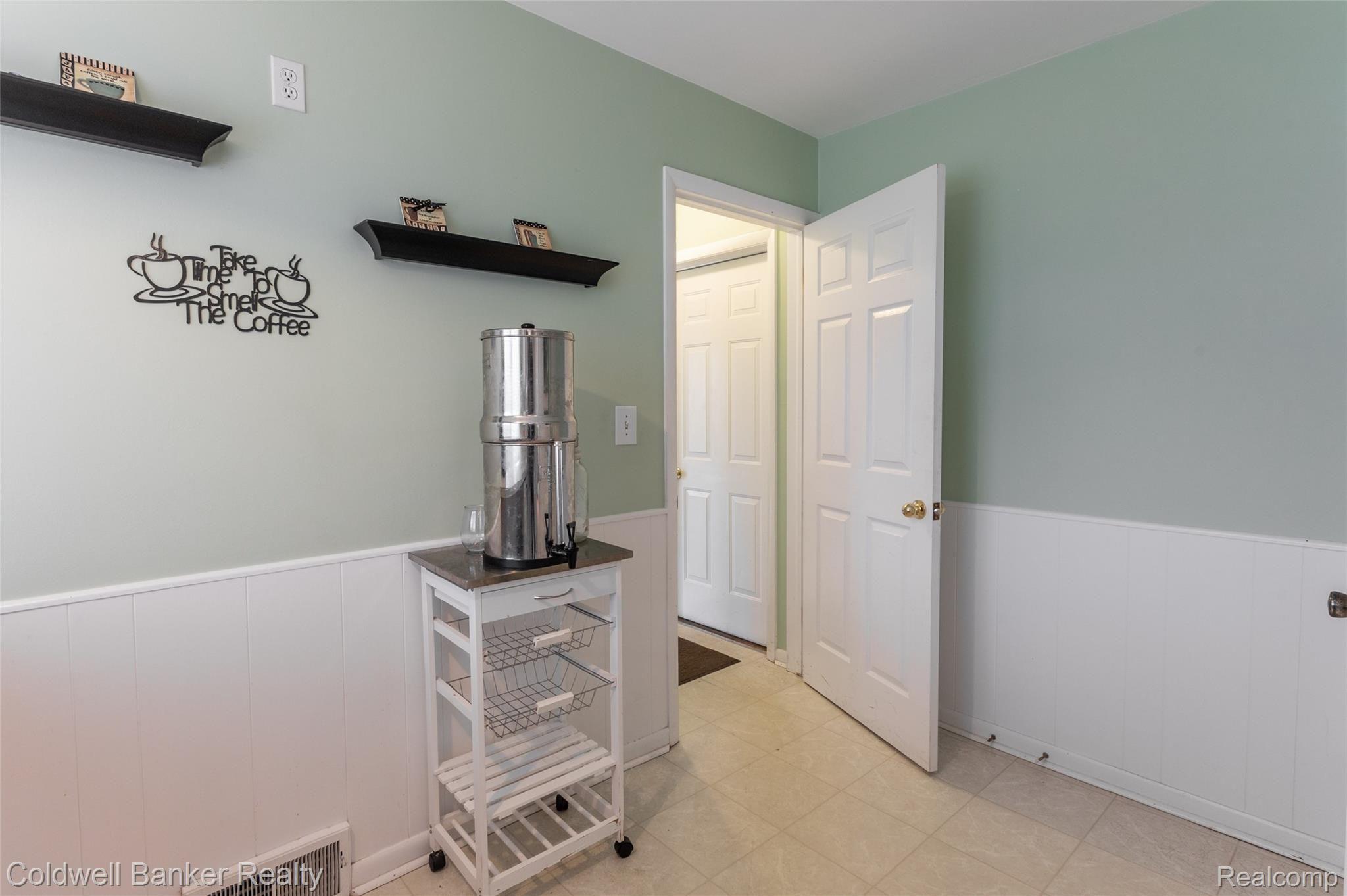 32143 Hearthstone Road Farmington, MI 48334 - Photo 13 of 31 Kitchen eat-in area