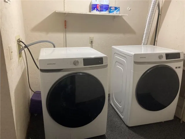 $300,000 | 11907 West 49th Place, Shawnee, KS 66216