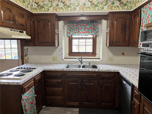 $300,000 | 11907 West 49th Place, Shawnee, KS 66216