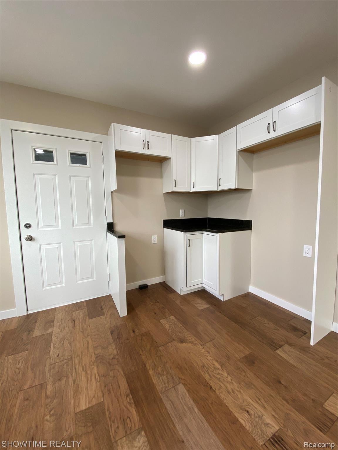 5039 East 9 Mile Road Warren, MI 48091 - Photo 12 of 25 Custom cabinets