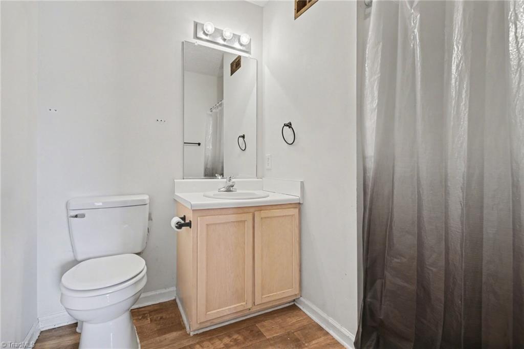 3904 Riverdale Road Greensboro, NC 27406 - Photo 12 of 25 Full bathroom 1