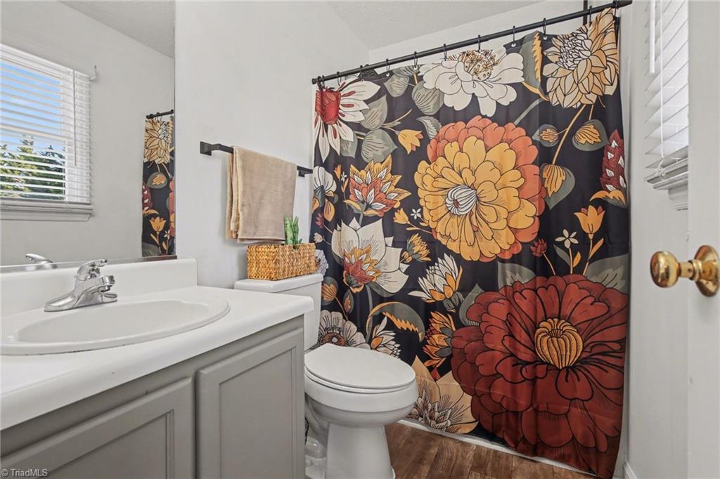 3904 Riverdale Road Greensboro, NC 27406 - Photo 14 of 25 Full bathroom 2