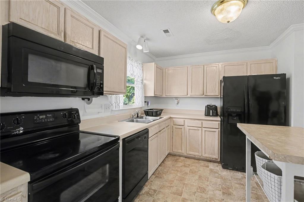 3904 Riverdale Road Greensboro, NC 27406 - Photo 4 of 25 Kitchen