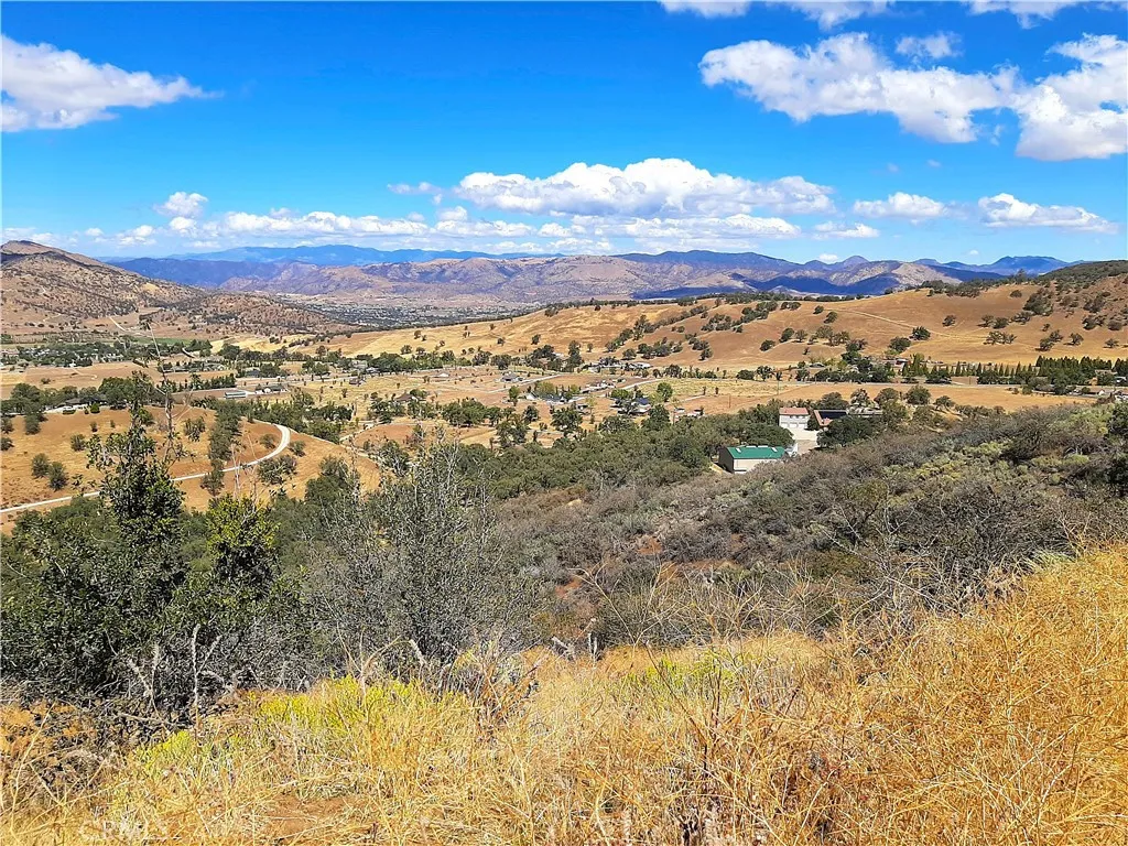 0 Zurich Tehachapi, CA 93561 - Photo 41 of 51 Right hand view of proposed lower deck.