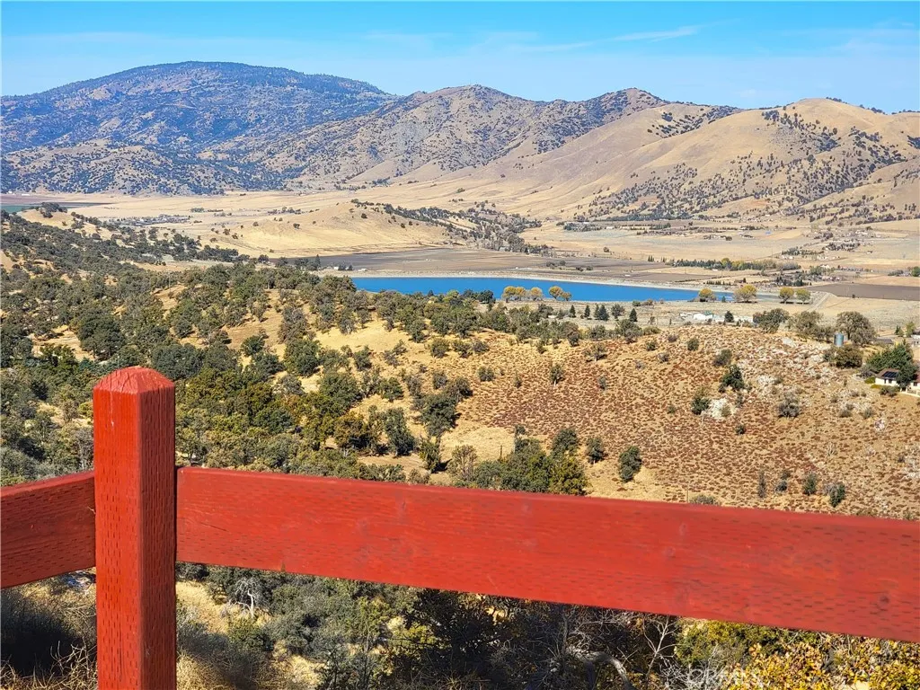 0 Zurich Tehachapi, CA 93561 - Photo 7 of 51 Yep. That's your fence, and that's your view.