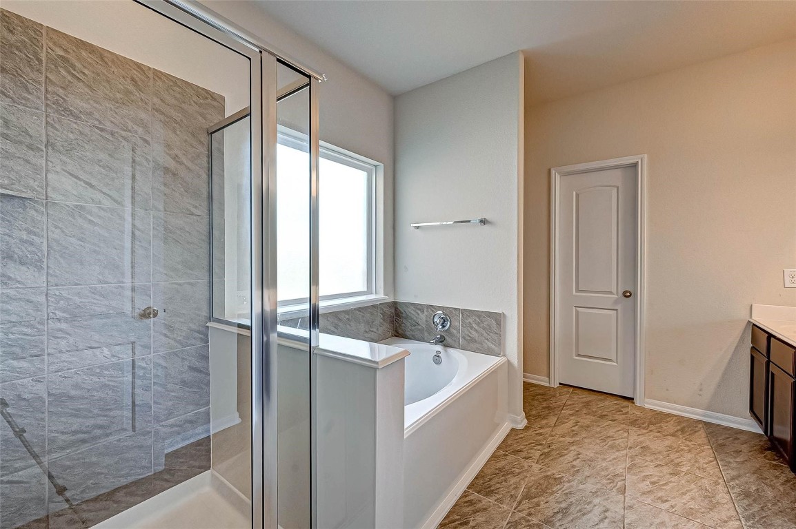 3322 Coopers Ridge Way Houston, TX 77084 - Photo 19 of 41 Well appointed primary bath with dual sinks, soaking tub, and separate shower.