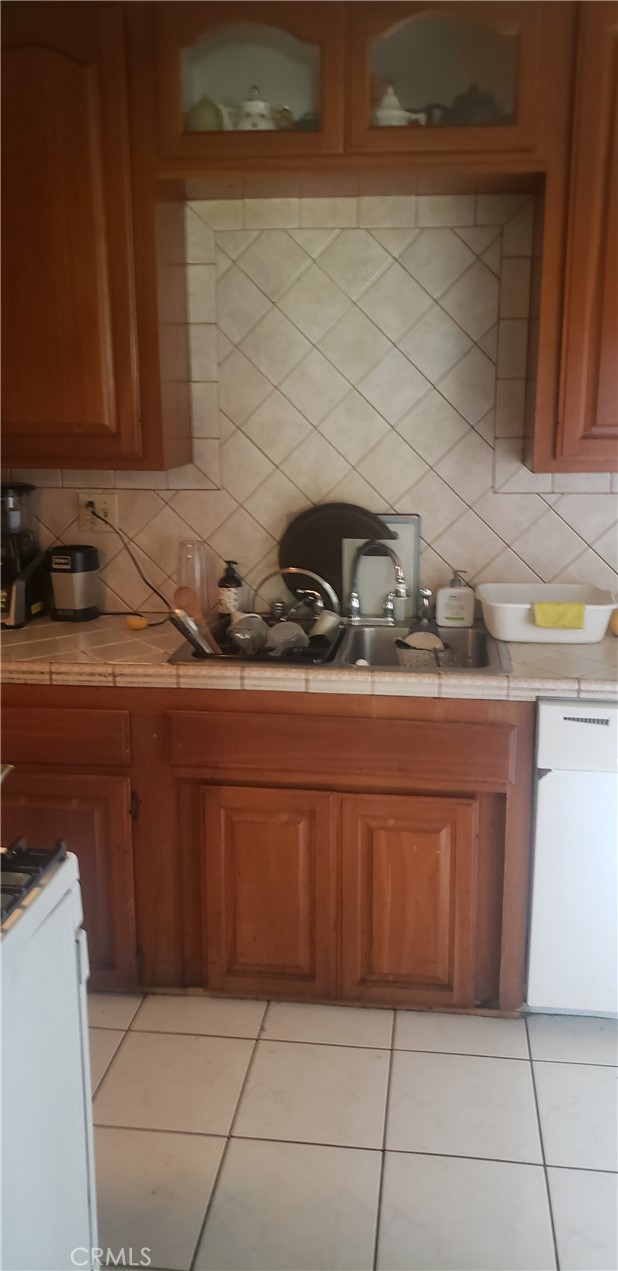 420 South Pearl Avenue Compton, CA 90221 - Photo 6 of 15 a kitchen with stainless steel appliances granite countertop a sink and a stove