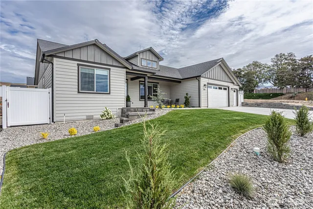 $679,900 | 819 North Newport Loop, East Wenatchee, WA 98802