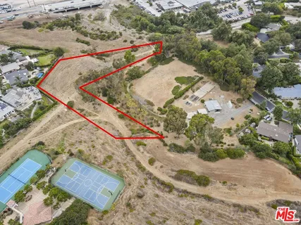 an aerial view of a tennis court