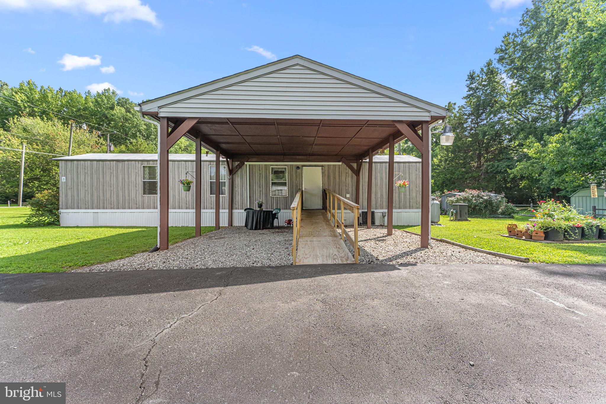 471 Burrells Marina Road Urbanna, VA 23175 - Photo 29 of 36 Covered patio