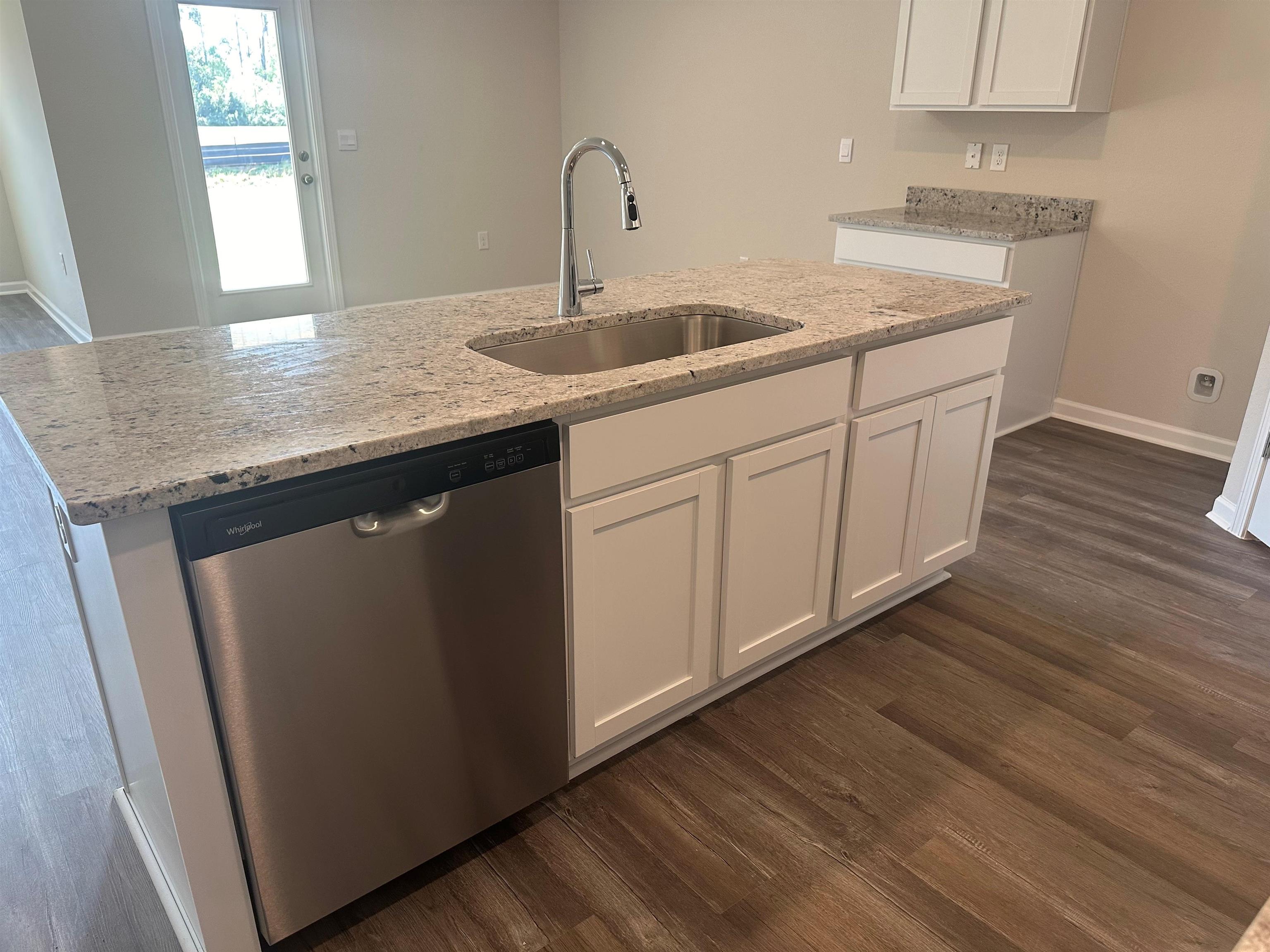 1243 Hayward Loop Foley, AL 36535 - Photo 10 of 32 Kitchen