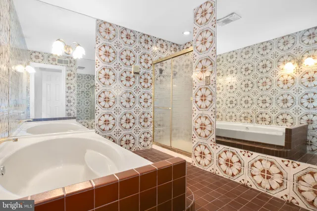 a view of an empty room with closet and entryway