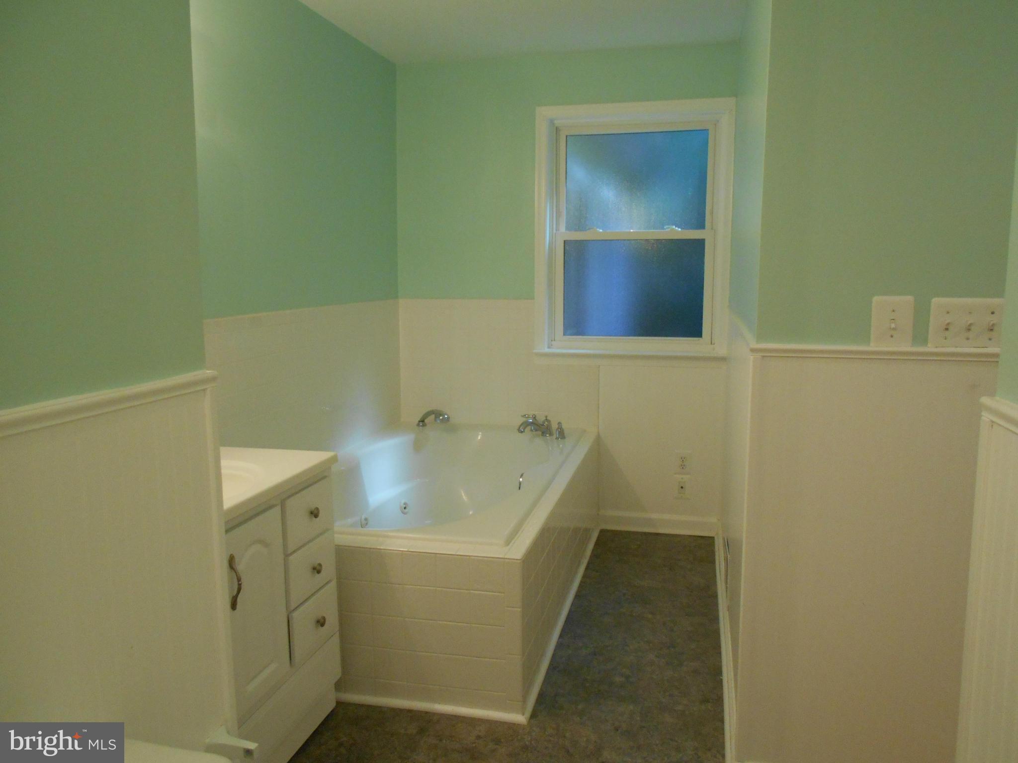 18331 Sharon Road Triangle, VA 22172 - Photo 22 of 30 Soaking Tub