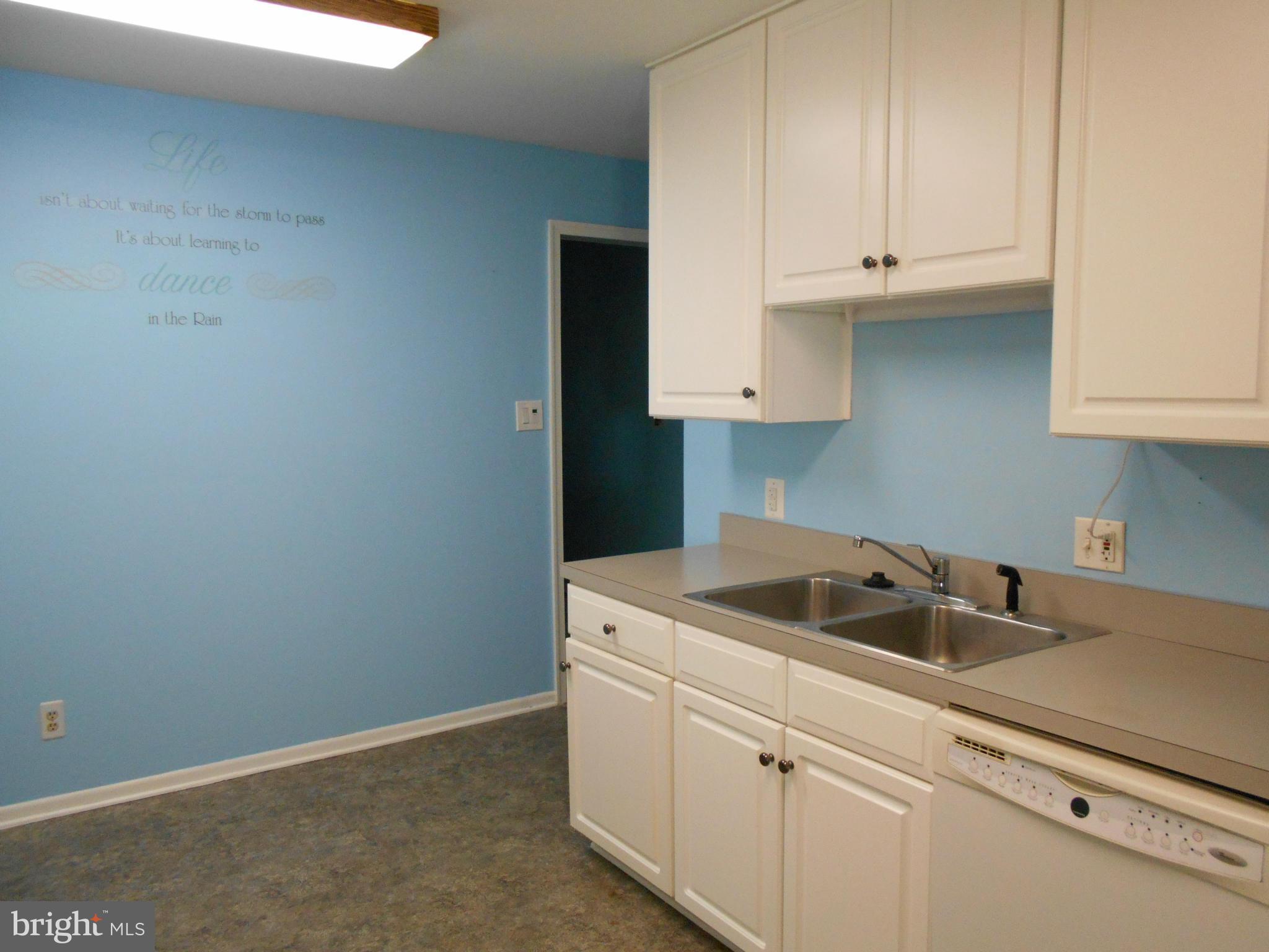 18331 Sharon Road Triangle, VA 22172 - Photo 6 of 30 Kitchen