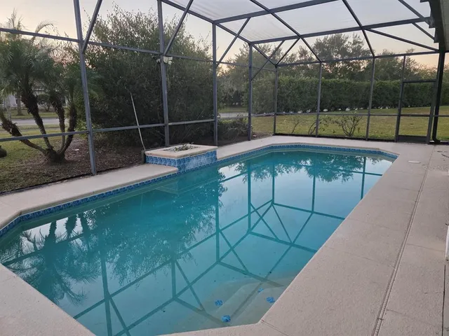 a view of a backyard