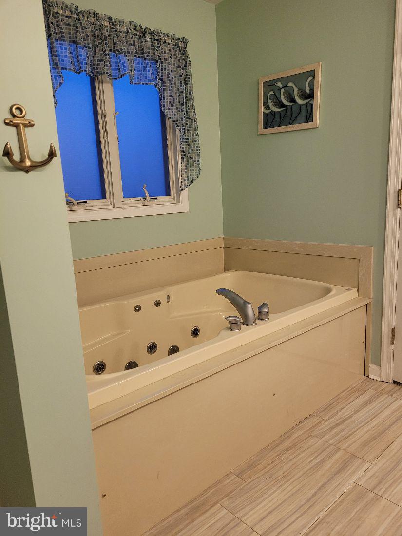 36423 Robin Hood Road Delmar, DE 19940 - Photo 17 of 25 Main bathroom soaking tub w/ jets