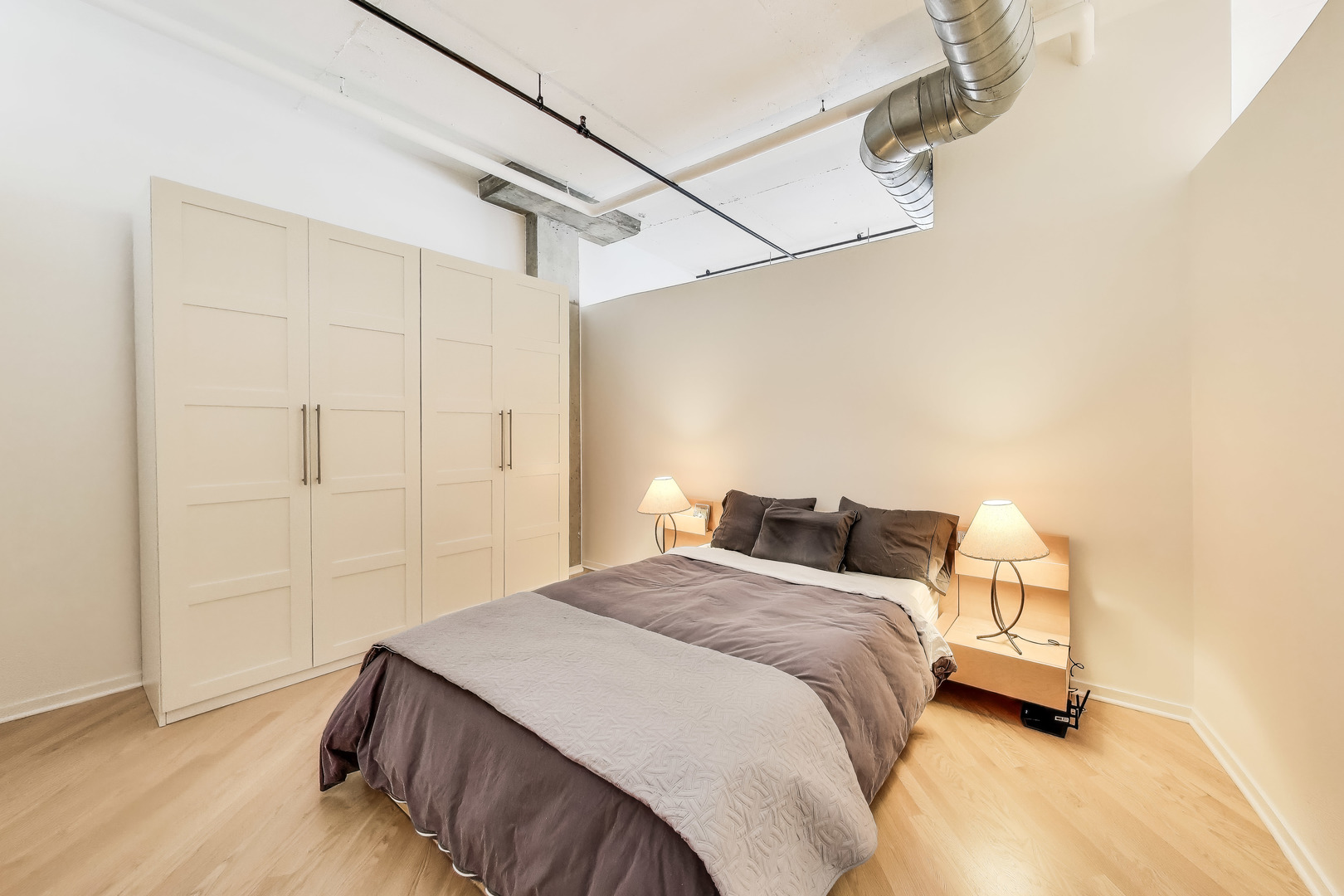 1000 West Adams Street, Unit 815 Chicago, IL 60607 - Photo 14 of 40 a bedroom with a bed and a window