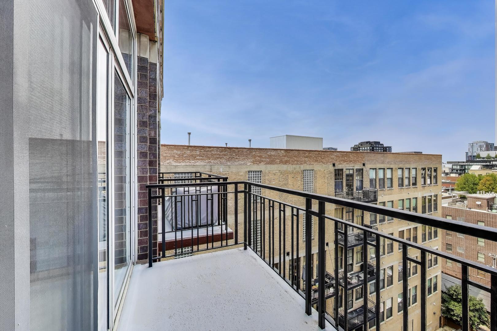 1000 West Adams Street, Unit 815 Chicago, IL 60607 - Photo 18 of 40 a view of a balcony with city view
