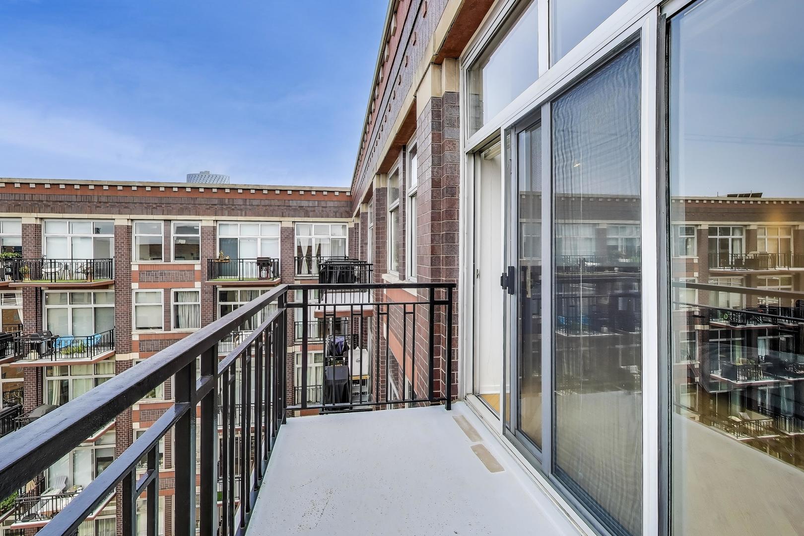 1000 West Adams Street, Unit 815 Chicago, IL 60607 - Photo 19 of 40 a view of a balcony with staircase