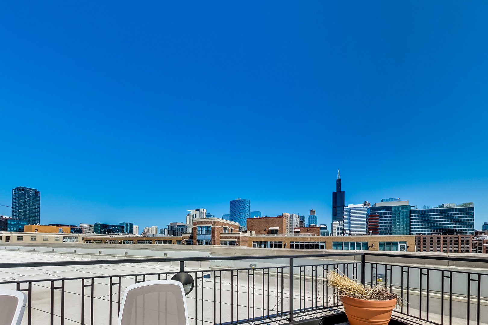 1000 West Adams Street, Unit 815 Chicago, IL 60607 - Photo 28 of 40 a view of a balcony with city view