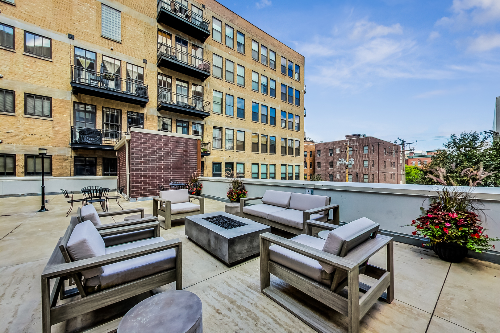 1000 West Adams Street, Unit 815 Chicago, IL 60607 - Photo 31 of 40 a view of a patio with couches and potted plants