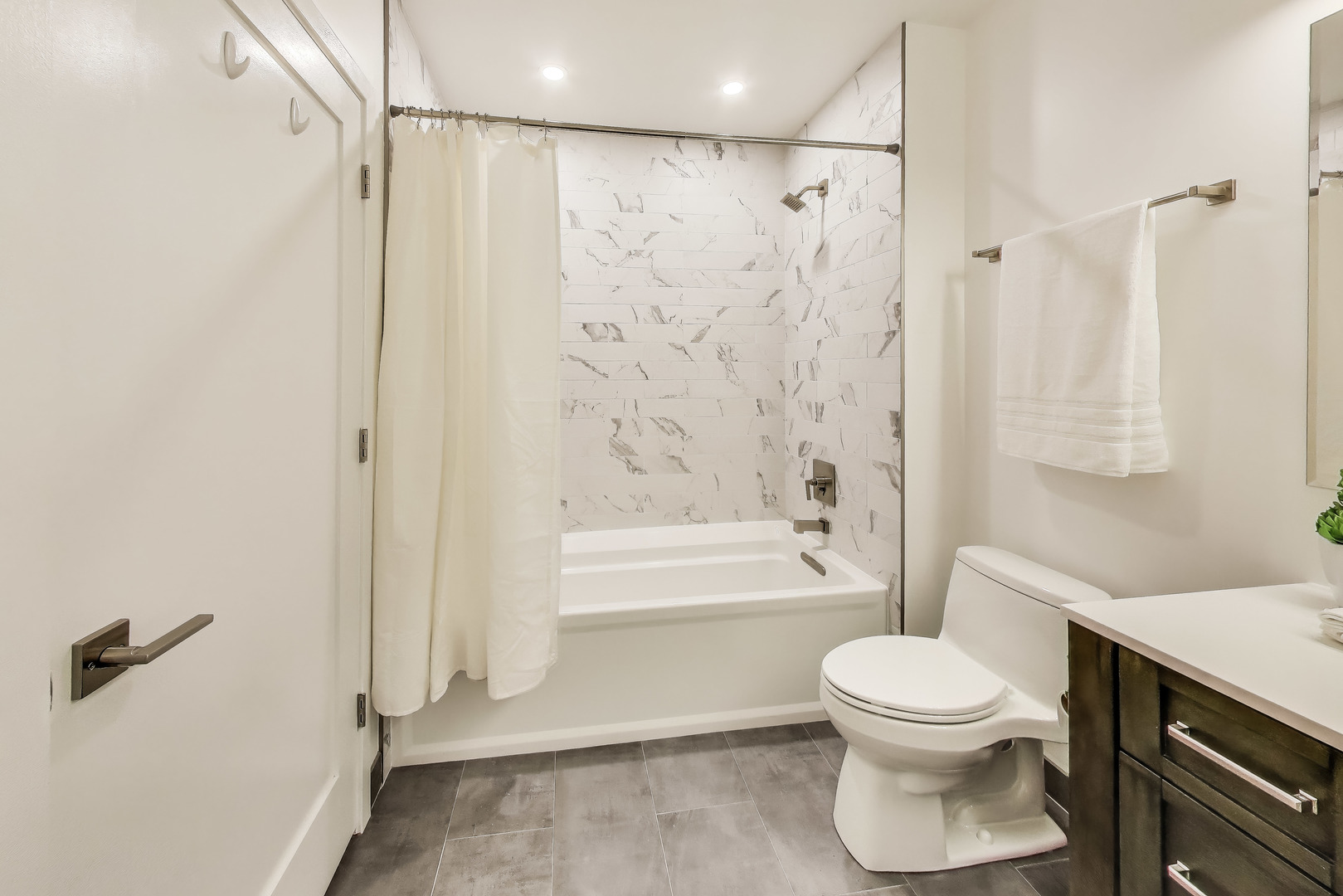 1000 West Adams Street, Unit 815 Chicago, IL 60607 - Photo 4 of 40 a bathroom with a toilet sink and shower