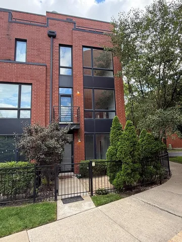 $910,000 | 2864 North Riverwalk Drive, Chicago, IL 60618