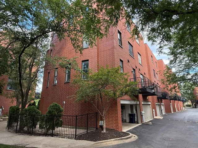 $910,000 | 2864 North Riverwalk Drive, Chicago, IL 60618