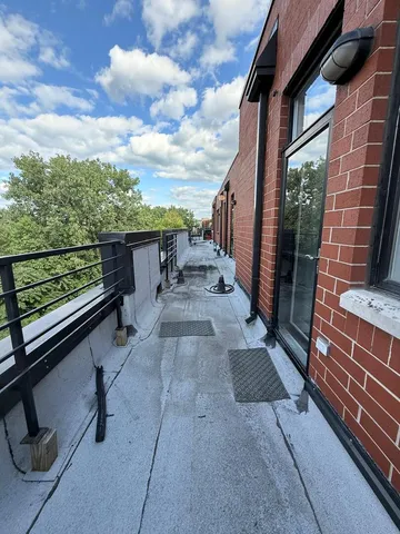 $910,000 | 2864 North Riverwalk Drive, Chicago, IL 60618