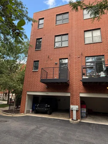 $910,000 | 2864 North Riverwalk Drive, Chicago, IL 60618