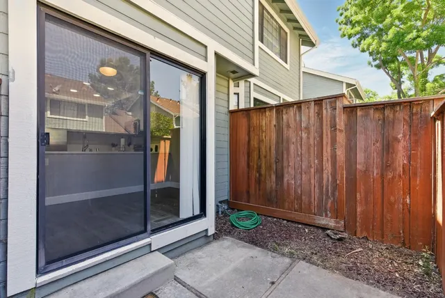 a view of a entrance of the house