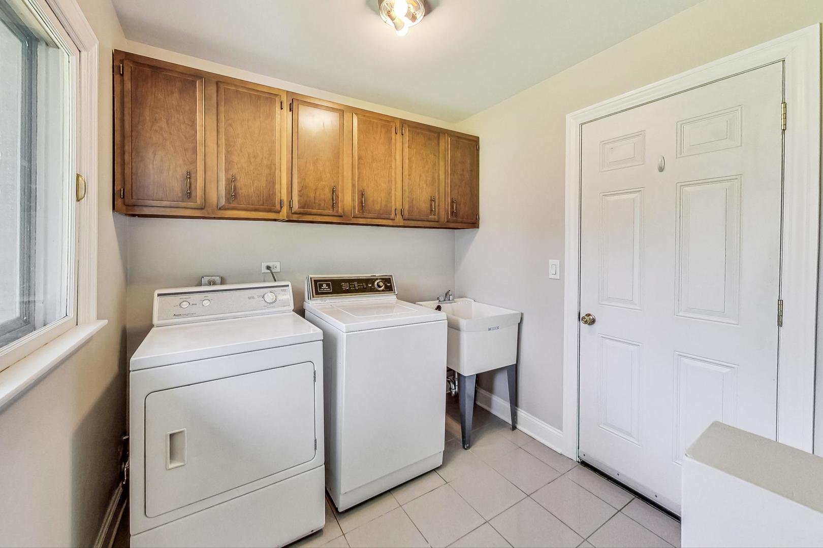 2030 Clover Road Northbrook, IL 60062 - Photo 33 of 44 a utility room with dryer and washer
