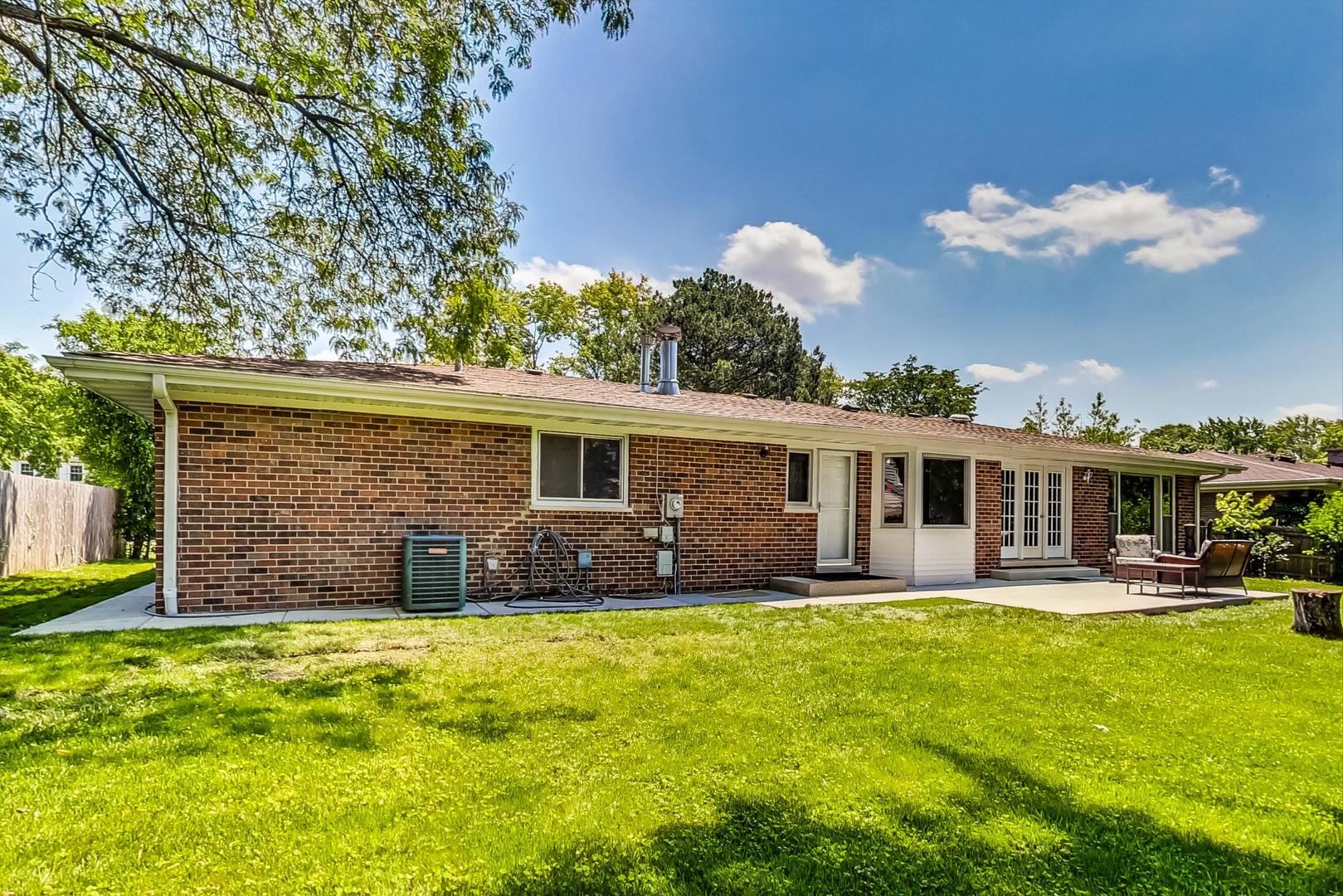 2030 Clover Road Northbrook, IL 60062 - Photo 38 of 44 a house view with a garden space