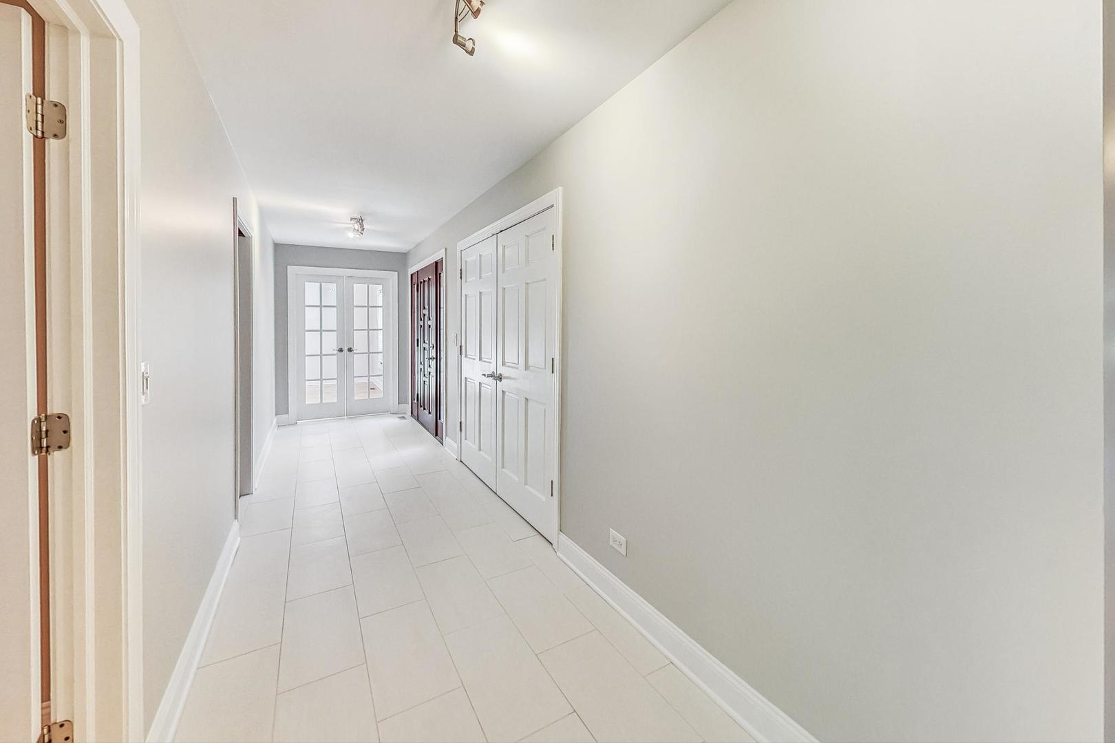 2030 Clover Road Northbrook, IL 60062 - Photo 4 of 44 a view of hallway with closet