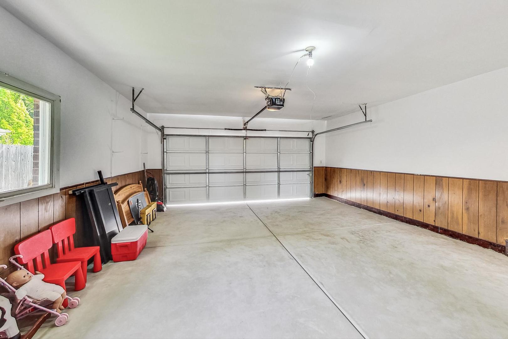 2030 Clover Road Northbrook, IL 60062 - Photo 42 of 44 a view of a garage with room