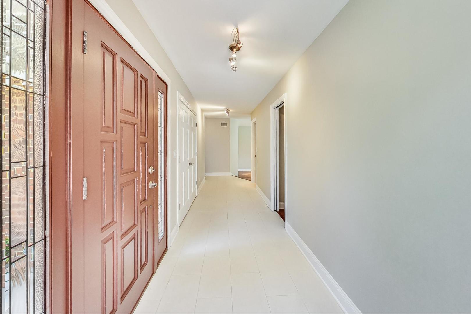 2030 Clover Road Northbrook, IL 60062 - Photo 5 of 44 a view of a hallway