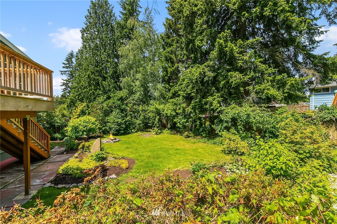 9229 217th Place Southwest Edmonds, WA 98020 - Photo 27 of 38 a view of yard with green space