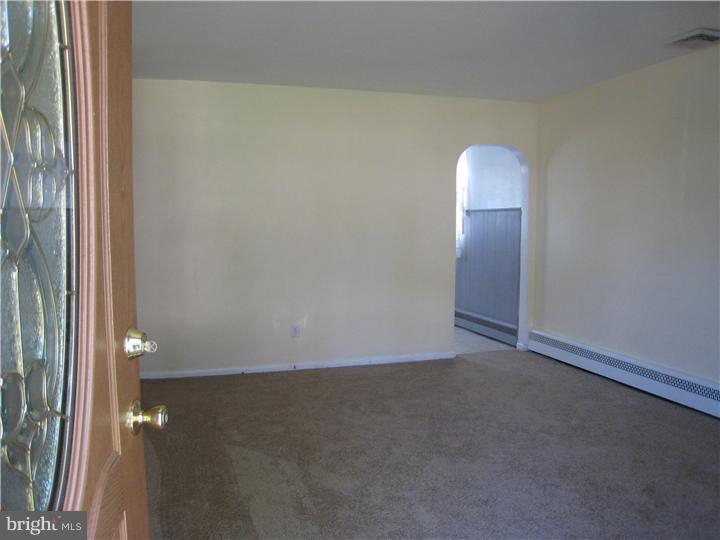 210 Taylor Road Wilmington, DE 19804 - Photo 2 of 21 Living Room