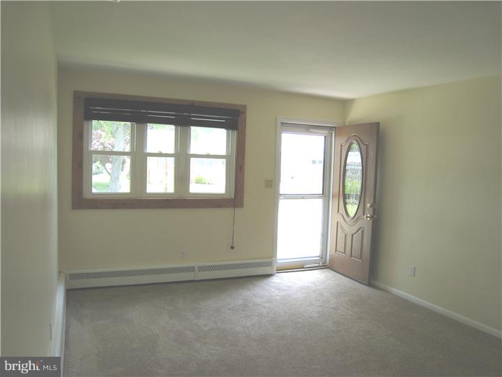 210 Taylor Road Wilmington, DE 19804 - Photo 3 of 21 Living Room