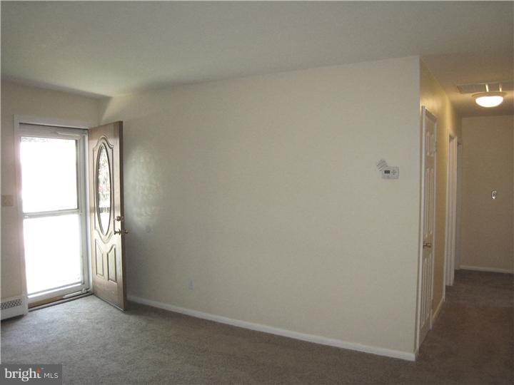210 Taylor Road Wilmington, DE 19804 - Photo 4 of 21 Living Room